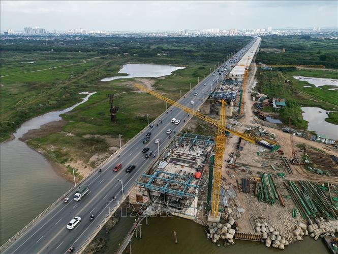 Trong ảnh: 3 trạm trộn bê tông cùng nhiều máy móc, thiết bị đồng bộ thi công trụ cầu. Ảnh: Tuấn Anh - TTXVN