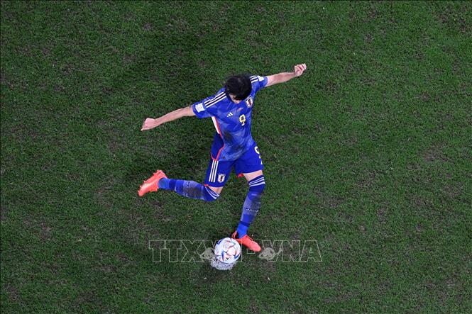Cú sút của tuyển thủ Nhật Bản Mitoma Kaoru (ảnh) quá lộ, thủ thành Croatia Dominik Livakovic dễ dàng cản phá. Nhật Bản 0-1 Croatia. Ảnh: THX/TTXVN