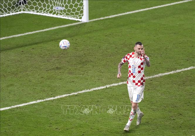 Tiền vệ Marcelo Brozovic thực hiện thành công quả penalty, giúp Croatia nâng tỷ số luân lưu lên 2-0 trước Nhật Bản. Ảnh: THX/TTXVN