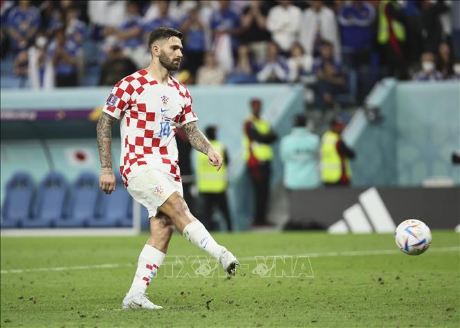 Thủ môn Nhật Bản Gonda cản phá thành công quả sút luân lưu của tiền đạo Croatia Marko Livaja (ảnh). Nhật Bản 1-2 Croatia. Ảnh: THX/TTXVN