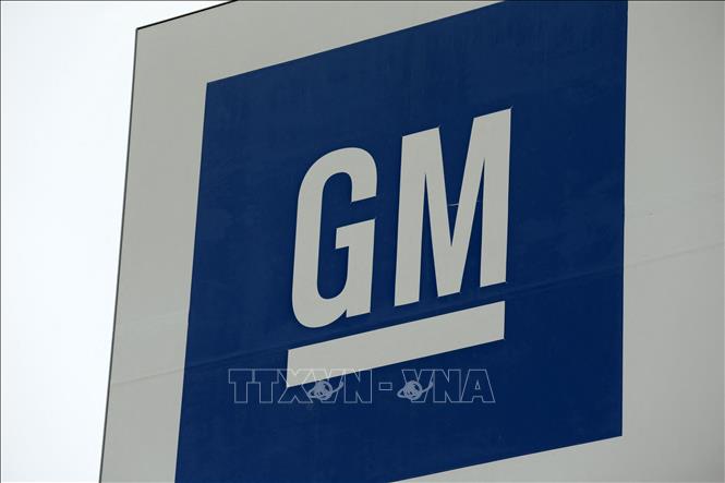 Trong ảnh (tư liệu): Biểu tượng hãng ô tô General Motors tại nhà máy ở tại Detroit, Michigan, Mỹ. Ảnh: AFP/ TTXVN