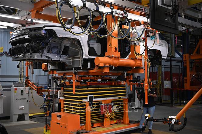 Trong ảnh (tư liệu): Bên trong một nhà máy sản xuất ô tô của hãng General Motors ở Detroit, Michigan, Mỹ. Ảnh: AFP/ TTXVN