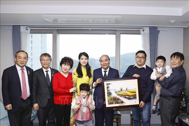 Chủ tịch nước Nguyễn Xuân Phúc thăm và tặng quà gia đình chị Nguyễn Thị Lý tại tỉnh Gwangju. Ảnh: Thống Nhất- TTXVN
