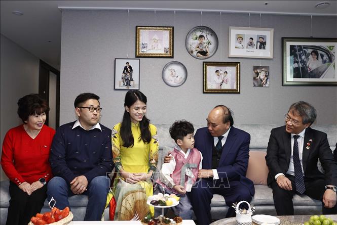 President Nguyen Xuan Phuc visits a Korean-Vietnamese family in Gwangju city, Gyeonggi province on December 6. VNA Photo: Thống Nhất 
