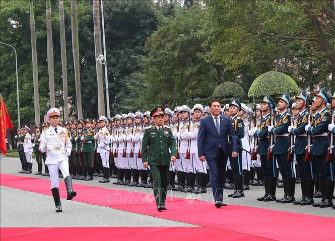 Minister of National Defence General Phan Van Giang and his Mongolian counterpart Saikhanbayar Gursed in the welcome ceremony. VNA Photo: Trọng Đức 