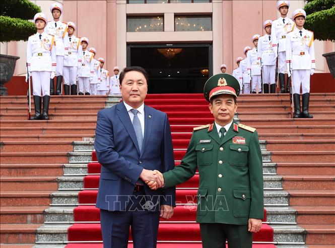 Minister of National Defence General Phan Van Giang (R) and his Mongolian counterpart Saikhanbayar Gursed in the welcome ceremony. VNA Photo: Trọng Đức 