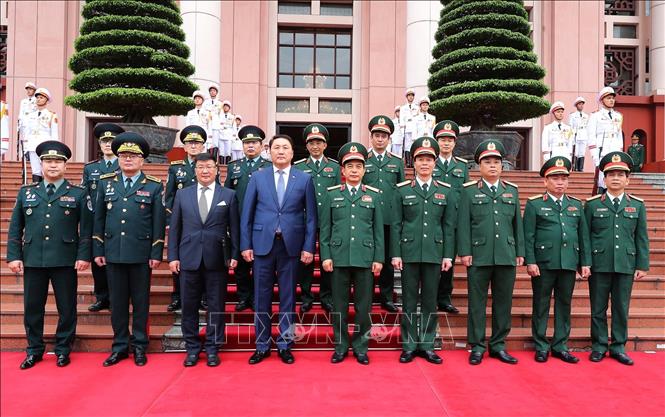 Minister of National Defence General Phan Van Giang (R) and his Mongolian counterpart Saikhanbayar Gursed among other defence officials. VNA Photo: Trọng Đức 