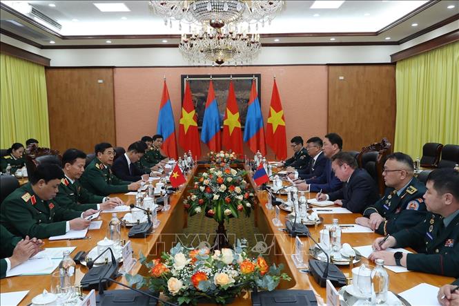 Minister of National Defence General Phan Van Giang and his Mongolian counterpart Saikhanbayar Gursed hold talks. VNA Photo: Trọng Đức 