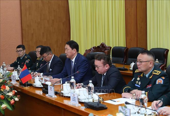 Mongolian Defence Minister Saikhanbayar Gursed speaks in the talks. VNA Photo: Trọng Đức 