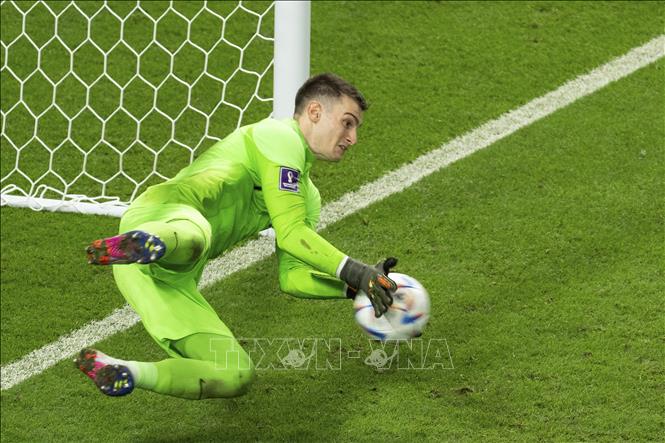 Trong ảnh: Thủ môn đội Croatia  Dominik Livakovic  cản phá thành công quả đá  luân lưu của cầu thủ Nhật Bản Minamino Takumi. Ảnh: THX/TTXVN