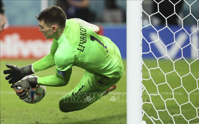 Trong ảnh: Thủ môn đội Croatia  Dominik Livakovic  cản phá thành công quả đá  luân lưu của cầu thủ Nhật Bản Minamino Takumi. Ảnh: THX/TTXVN