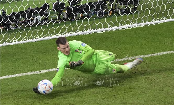 Trong ảnh: Thủ môn đội Croatia  Dominik Livakovic  cản phá thành công quả đá  luân lưu của cầu thủ Nhật Bản Yoshida Maya. Ảnh: THX/TTXVN