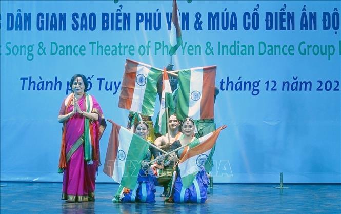 Tiết mục khép lại chương trình nghệ thuật của đoàn Ấn Độ. Ảnh: Xuân Triệu - TTXVN                           
