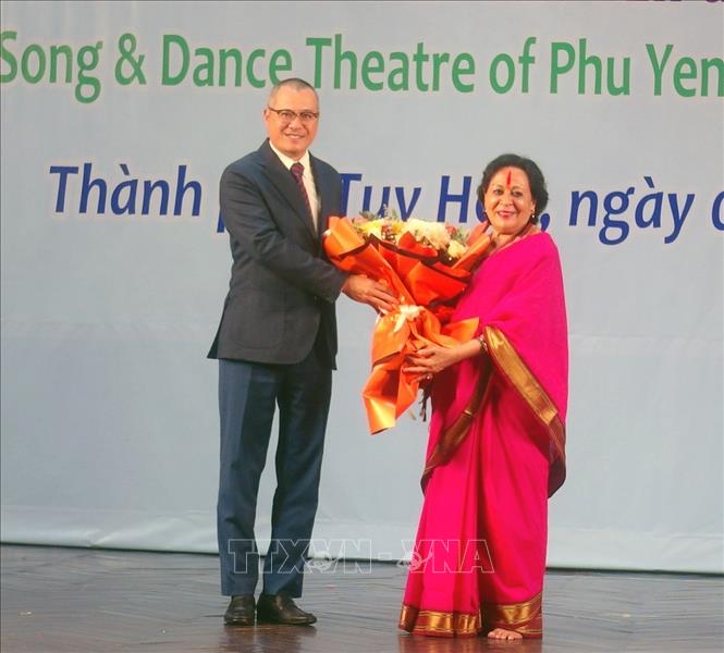 Bí thư Tỉnh ủy Phú Yên Phạm Đại Dương tặng hoa cám ơn Đoàn nghệ thuật múa cổ điển Ấn Độ - Sonal Mansingh. Ảnh: Xuân Triệu - TTXVN                            