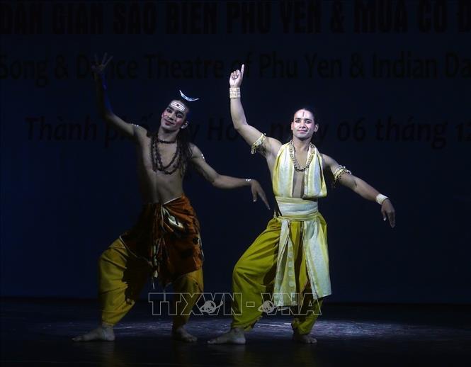 Tiết mục múa với màu sắc huyền ảo trong chương trình giao lưu của đoàn nghệ thuật Ấn Độ. Ảnh: Xuân Triệu - TTXVN                               