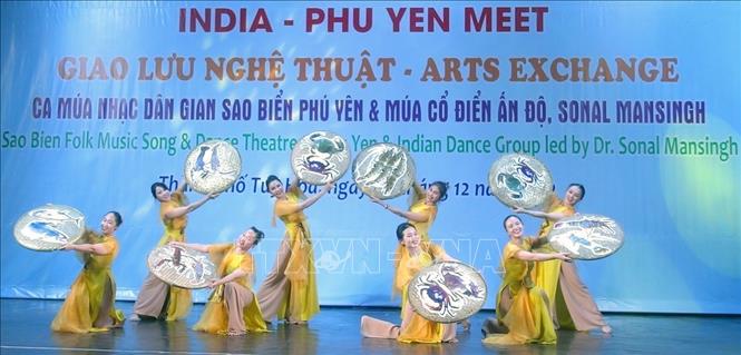 Tiết mục “Lời mời Phú Yên” của Nhà hát ca múa nhạc dân gian Sao Biển.  Ảnh: Xuân Triệu - TTXVN                         