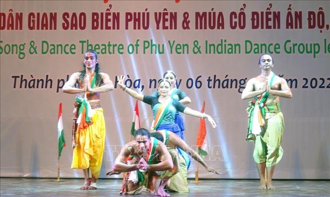 Tiết mục biểu diễn trong chương trình giao lưu của đoàn nghệ thuật Ấn Độ. Ảnh: Xuân Triệu - TTXVN                              