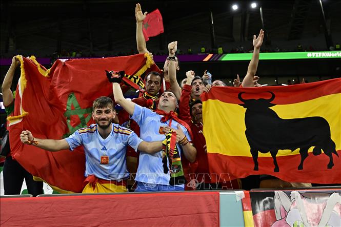 Cổ động viên Tây Ban Nha cổ vũ đội nhà trong trận gặp Maroc. Ảnh: AFP/ TTXVN