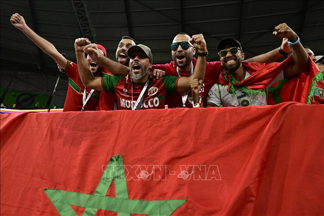 Cổ động viên Maroc tiếp lửa cho các cầu thủ trước trận đấu. Ảnh: AFP/ TTXVN