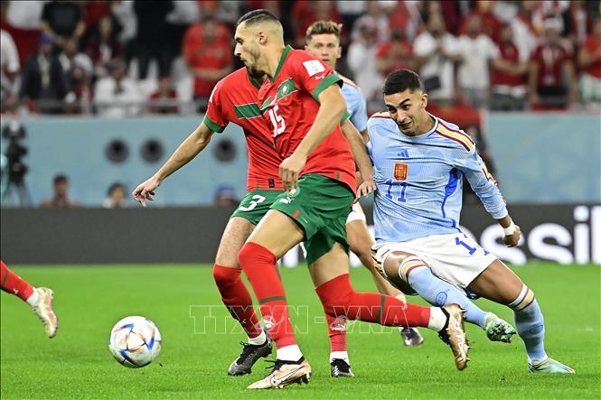 Các cầu thủ Maroc không ngần ngại chơi quyết liệt để hạn chế những pha xử lý kỹ thuật của Tây Ban Nha. Trong ảnh: Pha tranh bóng giữa hậu vệ Noussair Mazraoui (trái) của Maroc và tiền vệ Selim Amallah (giữa) của Tây Ban Nha. Ảnh: AFP/ TTXVN