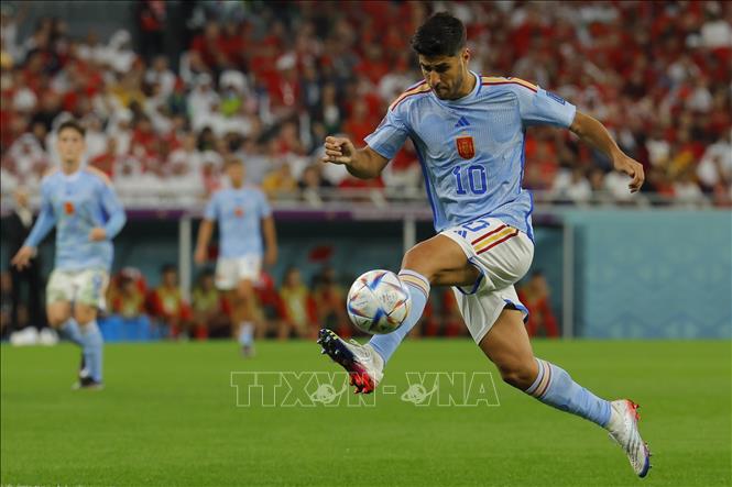Tiền đạo Tây Ban Nha Marco Asensio băng xuống phá bẫy việt vị trước khi dứt điểm ở góc hẹp đi chệch cột dọc khung thành Maroc. Ảnh: AFP/ TTXVN