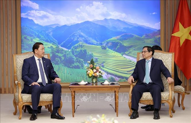 PM Pham Minh Chinh receives Mongolian Minister of Defence Saikhanbayar Gursed. VNA Photo: Dương Giang