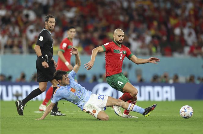 Pha tranh bóng giữa cầu thủ Pedri tuyển Tây Ban Nha và Sofyan Amrabat tuyển Maroc. Ảnh: THX/ TTXVN