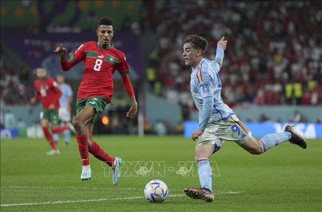 Tiền vệ Gavi (trái) của Tây Ban Nha dứt điểm dội xà ngang khung thành Maroc. Ảnh: THX/ TTXVN
