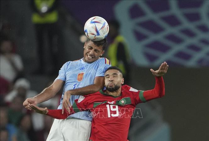 Pha tranh bóng bổng giữa cầu thủ Rodri (phải) của Tây Ban Nha và cầu thủ Youssef En-Nesyri của Maroc. Ảnh: THX/ TTXVN