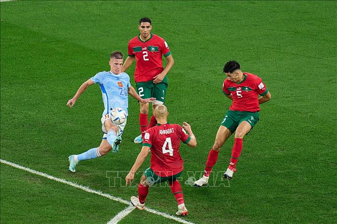 Cầu thủ Dani Olmo (trái) của Tây Ban Nha được các cầu thủ Maroc 