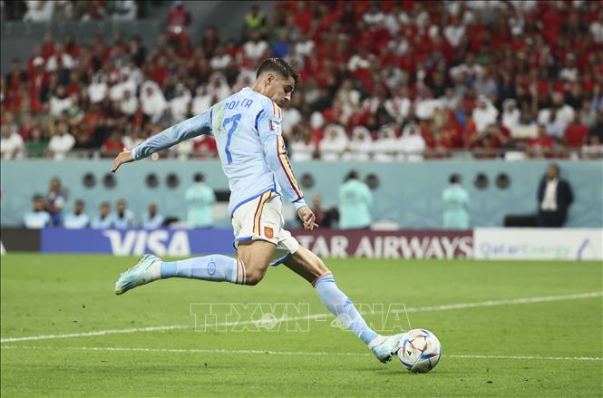 Alvaro Morata xâm nhập vòng cấm và dứt điểm ở góc quá hẹp. Bóng cắt ngang qua khung thành Maroc. Ảnh: THX/ TTXVN
