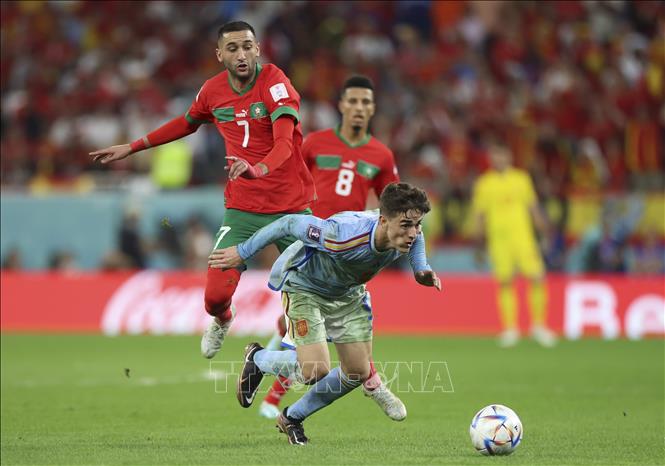 Pha tranh bóng giữa cầu thủ hai đội. Ảnh: THX/ TTXVN