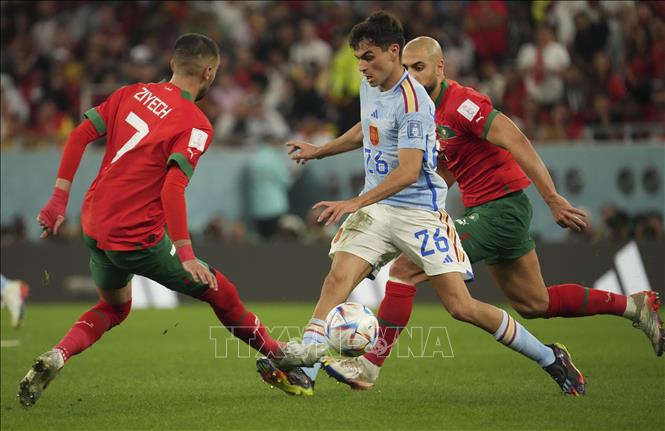 Pha tranh bóng giữa cầu thủ Hakim Ziyech (trái) tuyển Maroc và Pedri (giữa) tuyển Tây Ban Nha. Ảnh: THX/ TTXVN