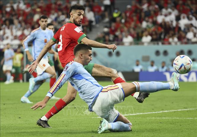 Pha tranh bóng giữa cầu thủ Noussair Mazraoui (thứ 2, phải) tuyển Maroc và Ferran Torres tuyển Tây Ban Nha. Ảnh: THX/ TTXVN