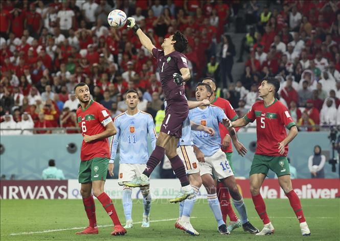 Pha đấm bóng cứu thua của thủ thành Maroc Yassine Bounou (số 1) sau cú sút của tiền đạo Tây Ban Nha Dani Olmo. Ảnh: THX/ TTXVN