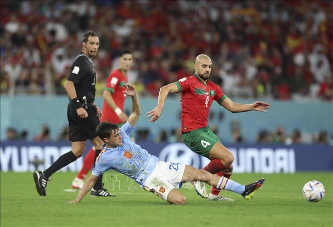 Pha tranh bóng quyết liệt giữa cầu thủ Tây Ban Nha Pedri (phía trước) và Sofyan Amrabat tuyển Maroc. Ảnh: THX/ TTXVN