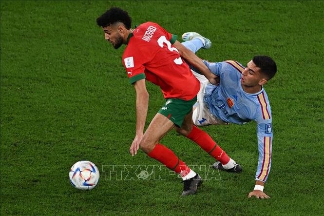 Pha tranh bóng quyết liệt giữa cầu thủ Ferran Torres (phải) tuyển Tây Ban Nha và Noussair Mazraoui tuyển Maroc. Ảnh: THX/ TTXVN
