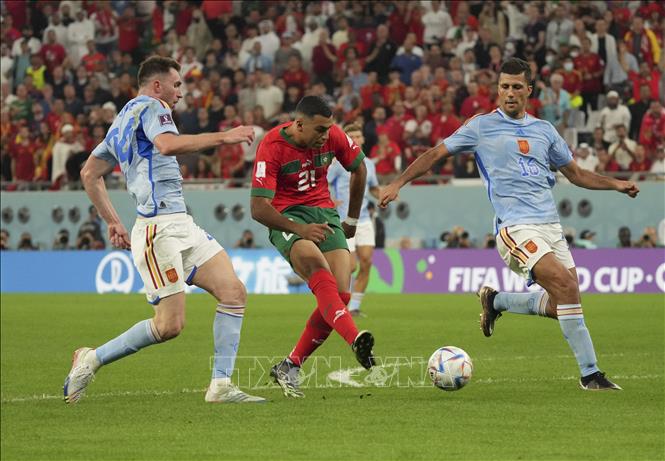 Walid Cheddira (giữa) băng xuống đón đường chọc khe của Amrabat. Tiền đạo số 21 của Maroc có cơ hội đối mặt nhưng lại xử lý quá chậm và tuyển thủ Tây Ban Nha Laporte đã kịp lui về giải nguy. Ảnh: THX/ TTXVN