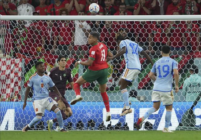 Pha tranh bóng giữa Abdelhamid Sabiri (thứ 3, trái) tuyển Maroc và Nico Williams (thứ 2, phải) tuyển Tây Ban Nha. Ảnh: THX/ TTXVN