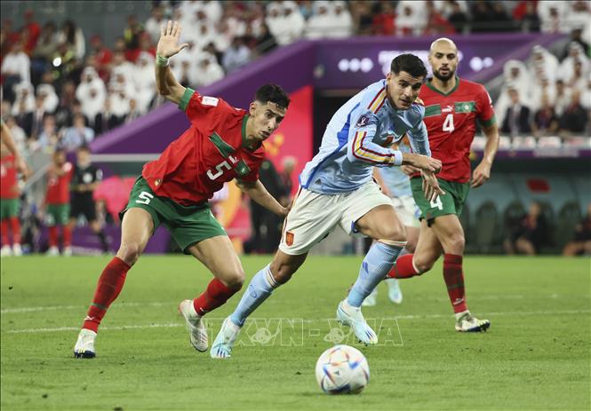 Alvaro Morata (giữa) đi bóng ở trung lộ trước khi chọc khe quá mạnh so với đà băng lên của Fati. Ảnh: THX/ TTXVN