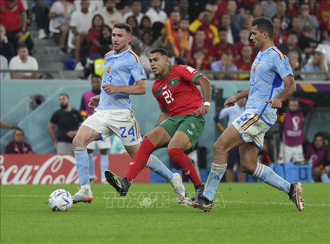 Hàng thủ Tây Ban Nha bị đánh bại sau pha phối hợp rất hay của Maroc ở trung lộ, tiếc rằng cú dứt điểm chìm của Walid Cheddira (giữa) không thắng được thủ môn Simon trong pha đối mặt. Ảnh: THX/ TTXVN