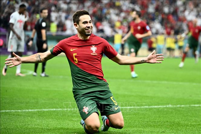 Bồ Đào Nha nâng tỉ số lên 4-0 sau pha lập công của hậu vệ Raphael Guerreiro (ảnh) với cú dứt điểm quyết đoán. Ảnh: AFP/TTXVN