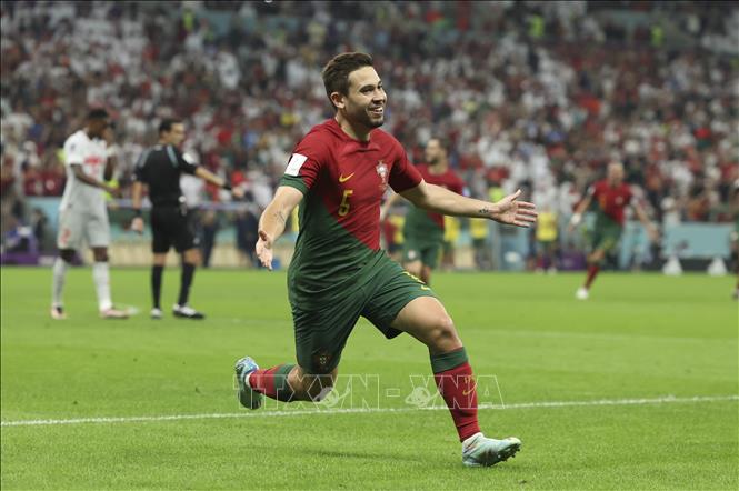 Bồ Đào Nha nâng tỉ số lên 4-0 sau pha lập công của hậu vệ Raphael Guerreiro (ảnh) với cú dứt điểm quyết đoán. Ảnh: THX/TTXVN