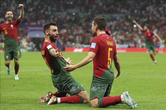 Bồ Đào Nha nâng tỉ số lên 4-0 sau pha lập công của hậu vệ Raphael Guerreiro (phải) với cú dứt điểm quyết đoán. Ảnh: THX/TTXVN