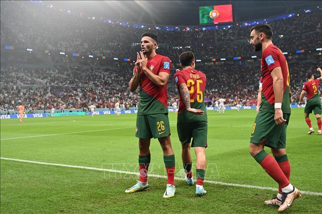 Tiền đạo Bồ Đào Nha Goncalo Ramos (trái) ăn mừng bàn thắng thứ ba vào lưới Thuỵ Sĩ. Ảnh: AFP/TTXVN