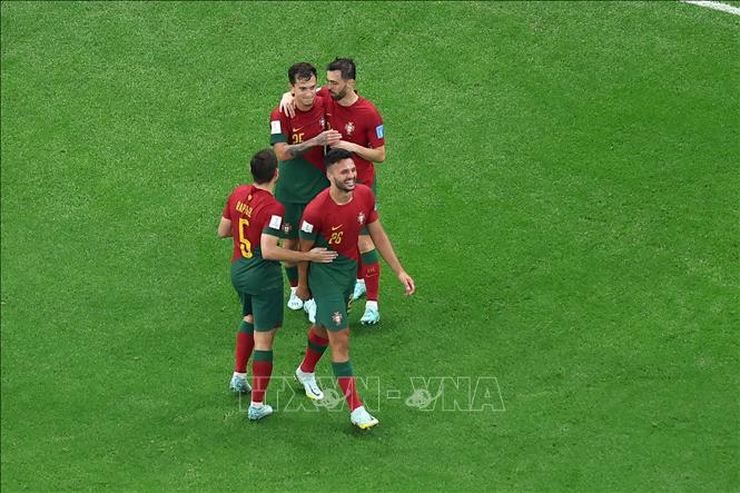 Tiền đạo Bồ Đào Nha Goncalo Ramos ăn mừng chiến thắng cùng đồng đội. Ảnh: AFP/TTXVN