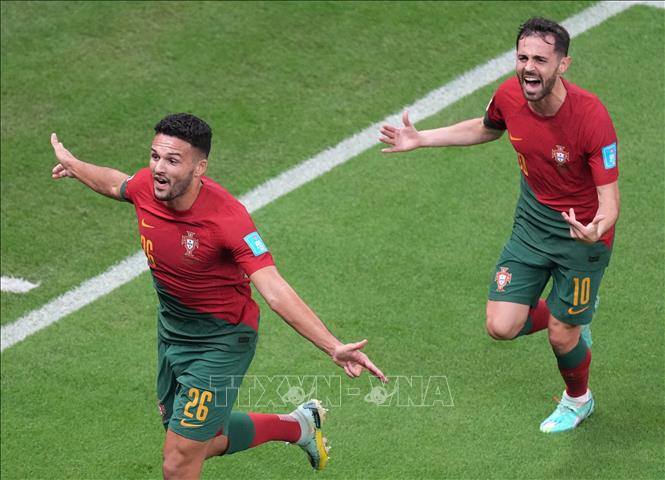 Tiền đạo Bồ Đào Nha Goncalo Ramos (trái) cùng đồng đội ăn mừng bàn thắng vào lưới tuyển Thuỵ Sĩ. Ảnh: THX/TTXVN