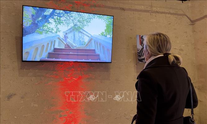 Khách tham quan xem video clip giới thiệu Hoàng thành Thăng Long. Ảnh: Thu Hà - P/v TTXVN tại Pháp
