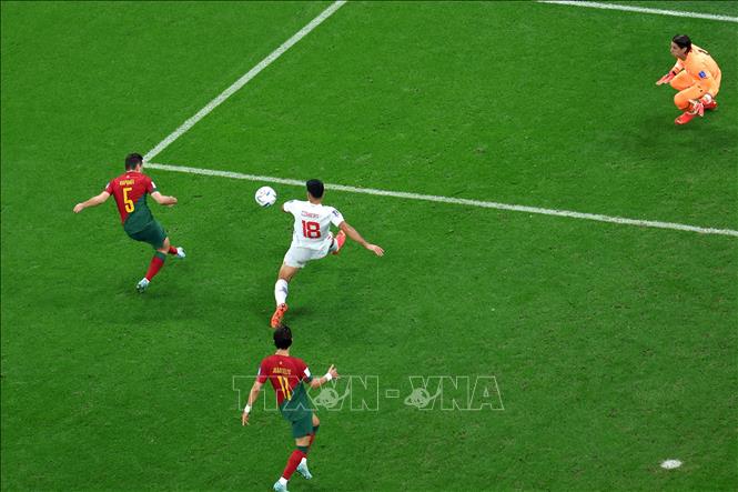 Bồ Đào Nha nâng tỉ số lên 4-0 sau pha lập công của hậu vệ Raphael Guerreiro (số 5) với cú dứt điểm quyết đoán. Ảnh: AFP/TTXVN