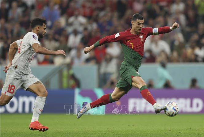 Gần cuối hiệp 2, tiền đạo Ronaldo (phải) được đưa vào sân. Anh đã ghi bàn vào lưới Thuỵ Sĩ nhưng không được công nhận vì lỗi việt vị. Ảnh: THX/TTXVN